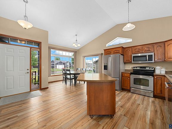 2nd image of 1009 Honeysuckle Dr