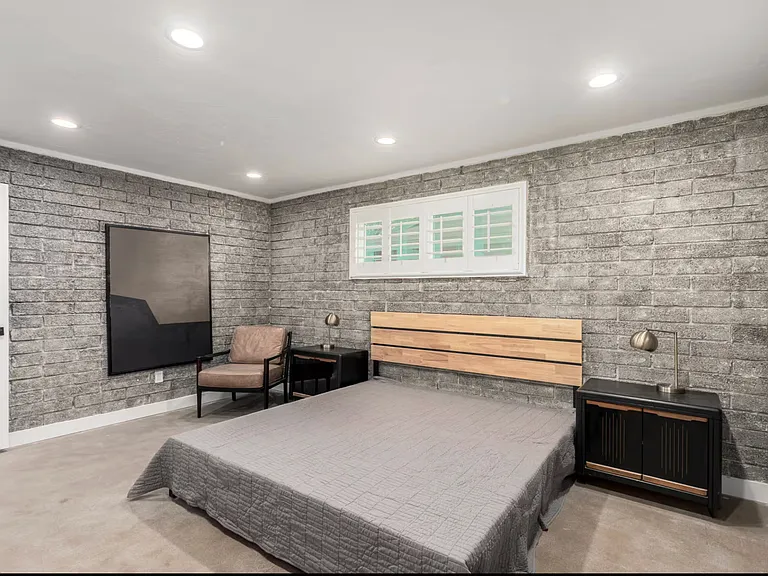 523 W 14th St — Photo 10