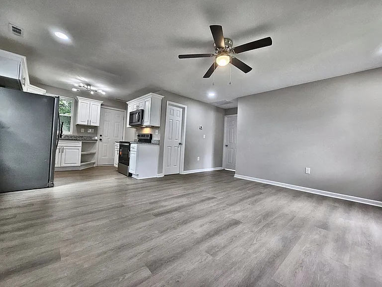 536 Leonard Rd — Photo 2