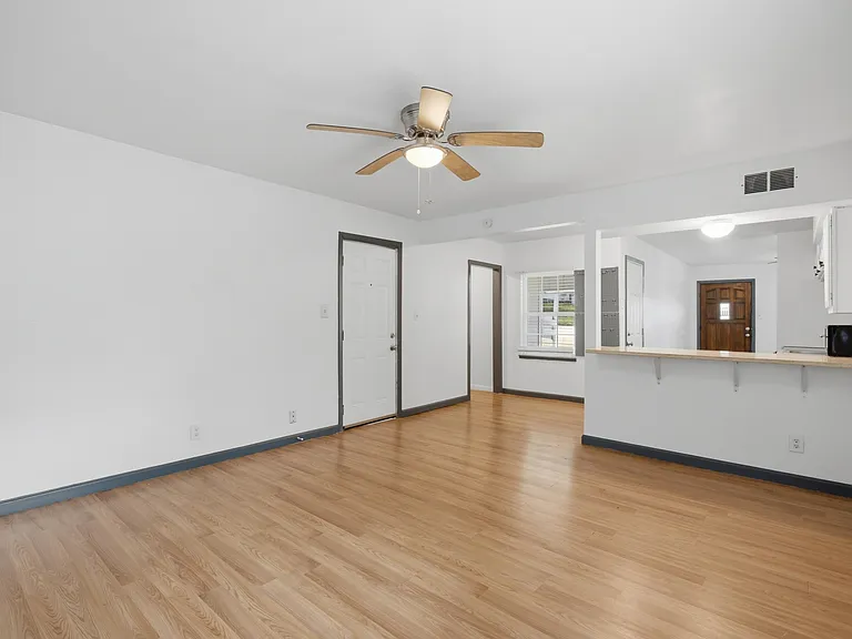 620 E Sears St — Photo 4