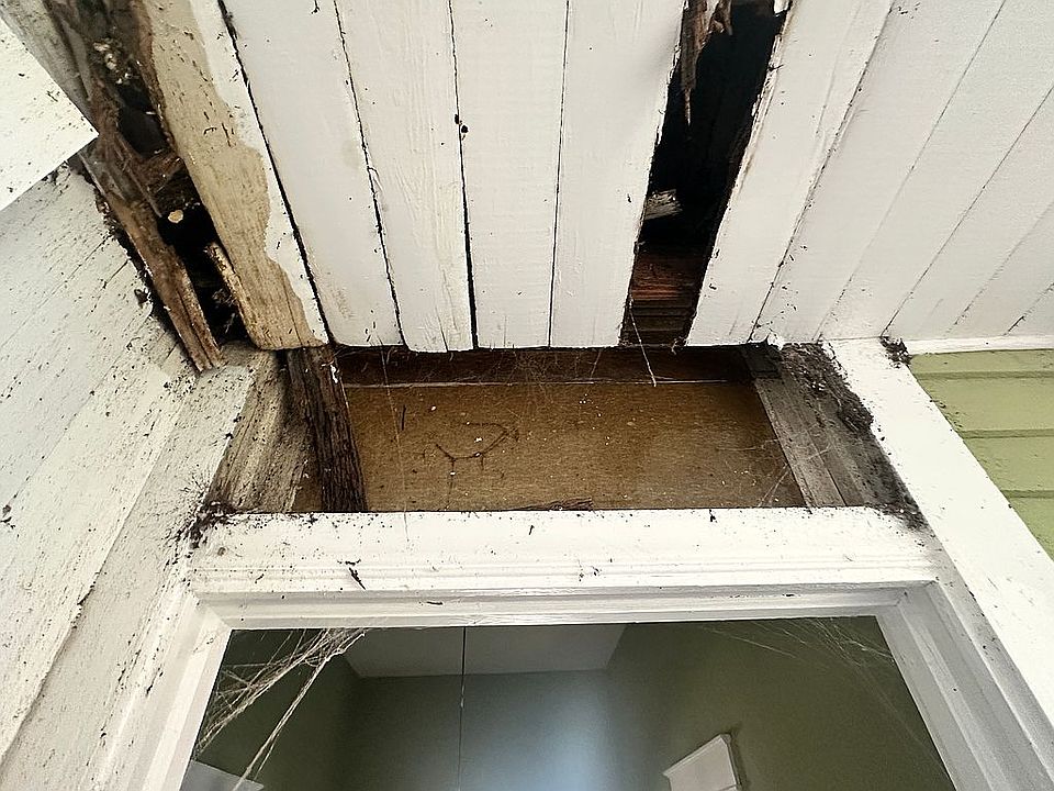 22nd image of 211 E Main St