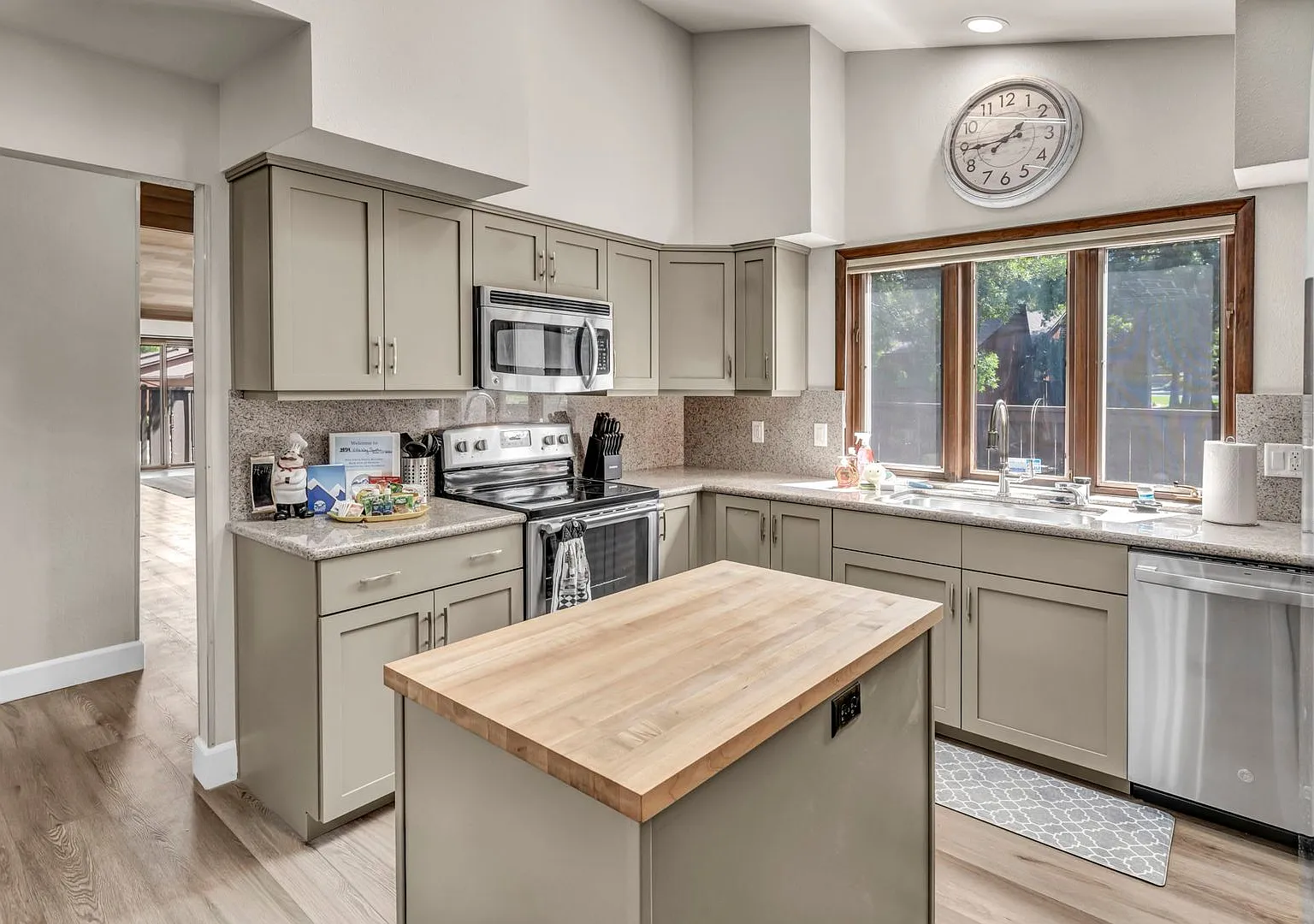 Tahoe-Inspired Fully Furnished South Reno Retreat All Utilities Included — Photo 3