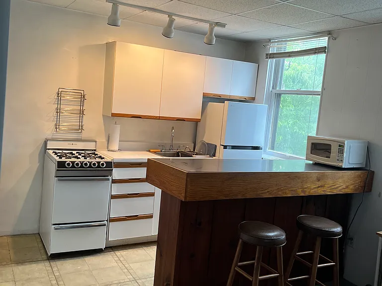 5719 Howe St #2 — Photo 3