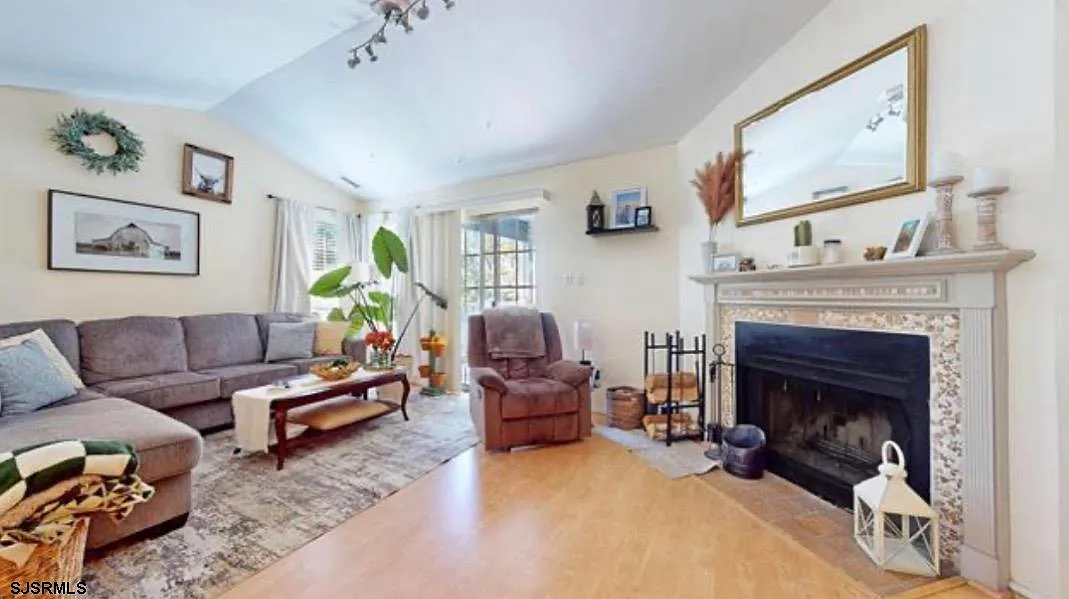 2 bed, 2.0 bath, $2,150 — Photo 4
