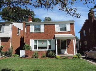 1988 Prestwick Rd, Grosse Pointe Woods, MI 48236