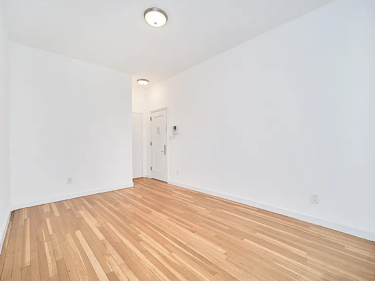353 W 44th St #1E — Photo 1
