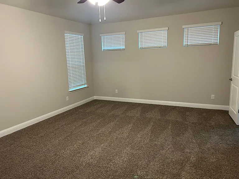 2032 Windsor Dr — Photo 11