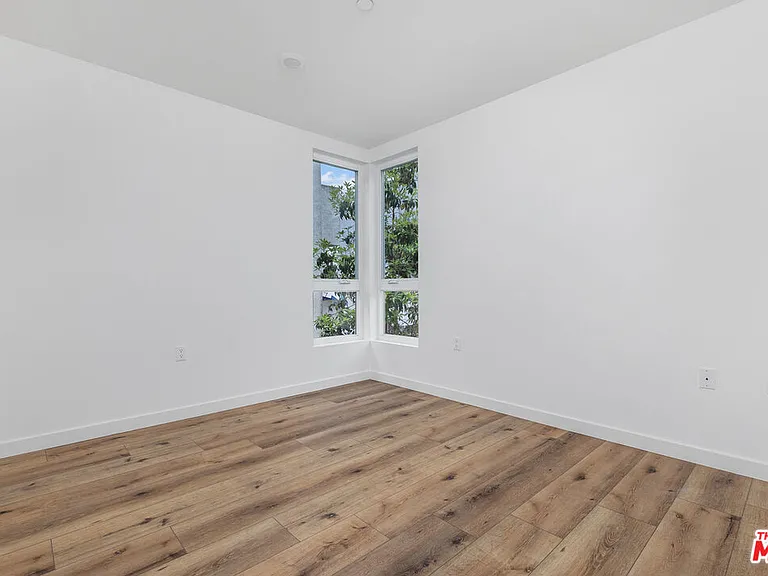 5229 Willowcrest Ave #208 — Photo 16