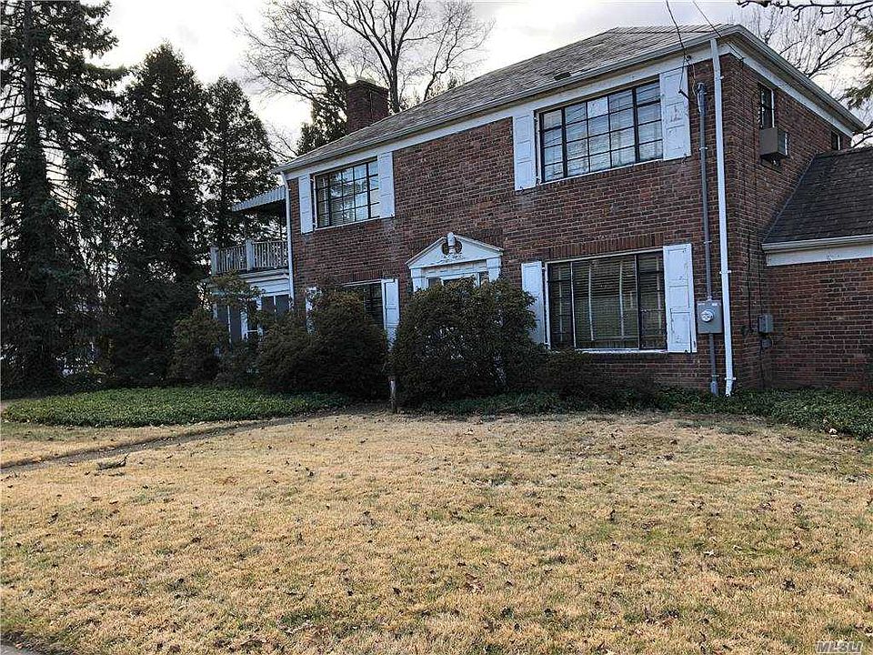 2nd image of 975 Plandome Rd