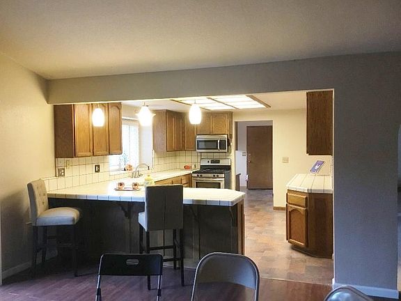 3rd image of 300 Oak Canyon Way