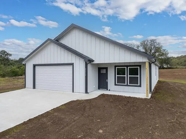25512 Metro Ave, Tonganoxie, KS 66086