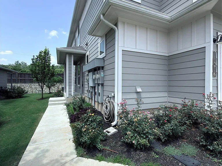 11216 Gadsen Ln — Photo 4