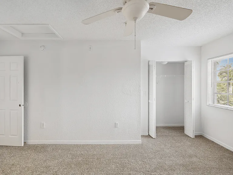 Venice Cove Apartments — Photo 16