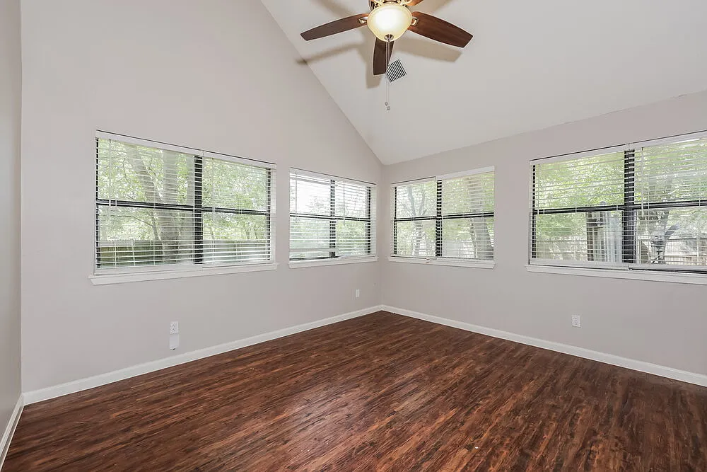 3 bed, 2.5 bath, 2103 sqft, $2,335 — Photo 4