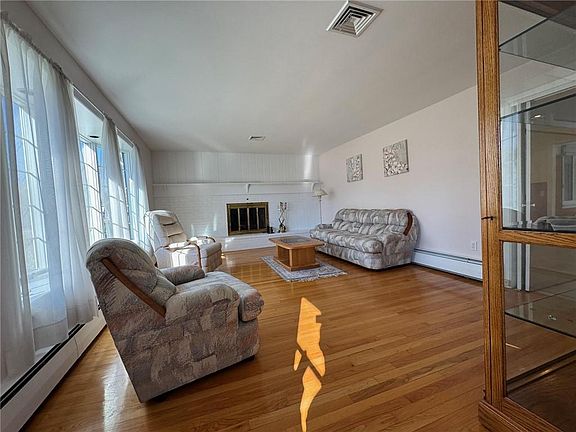 4th image of 1047 Narragansett Pkwy