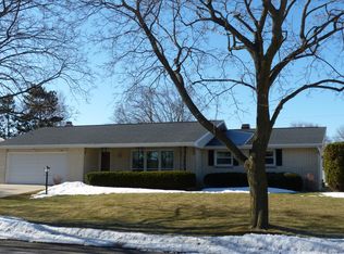 1071 Daisy Ln, Green Bay, WI 54304