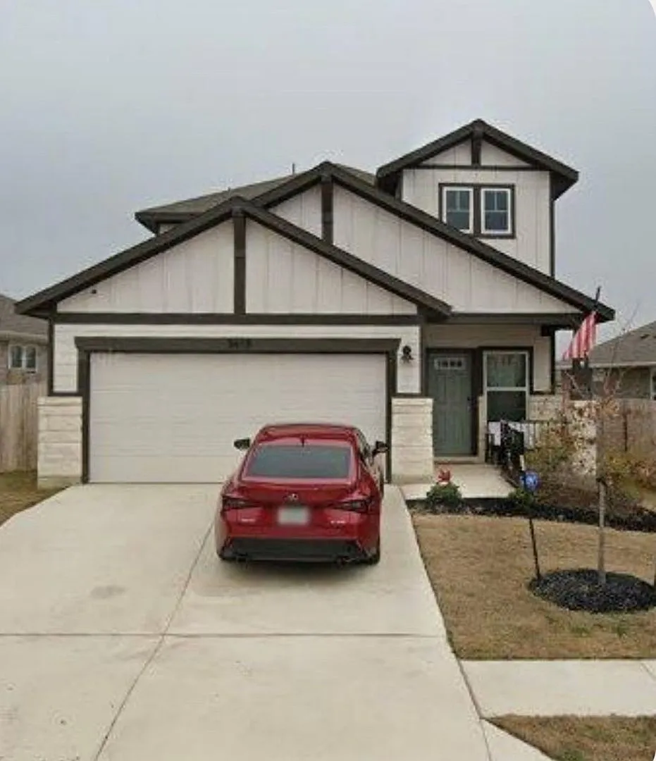 Spacious 4BR House in Buda — Photo 1