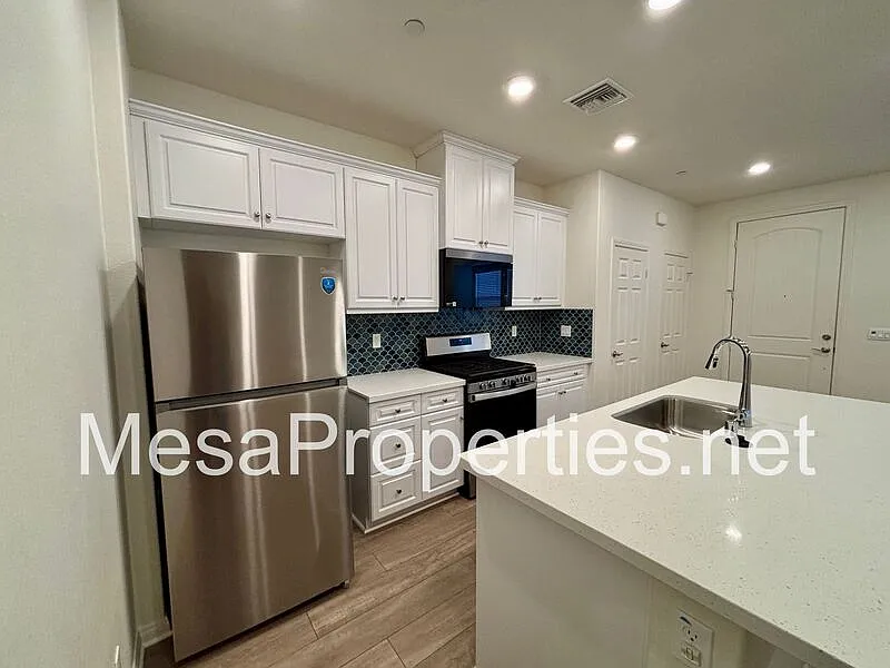 3 bed, 2.5 bath, 1338 sqft, $3,100 — Photo 4