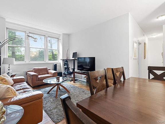 4th image of 55 Knolls Crescent #1B