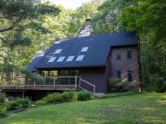 3rd image of 32 Burbank Rd