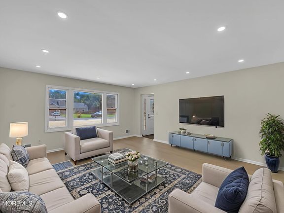 5th image of 458 Woodhaven Boulevard SE