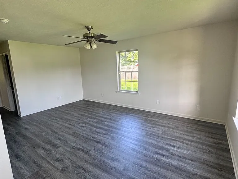 100 E Lauren Rd — Photo 6