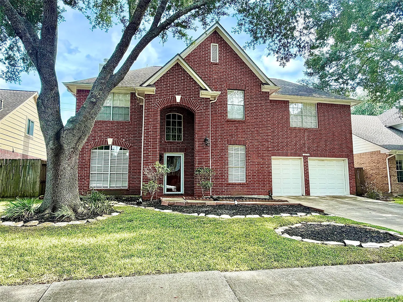 4 bed, 2.5 bath, 2111 sqft, $3,000 — Photo 1