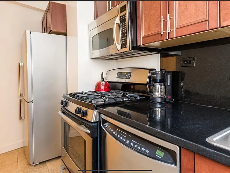210 E 47th St #6J — Photo 3