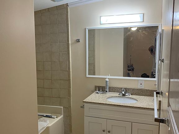 Master bath oversized tub