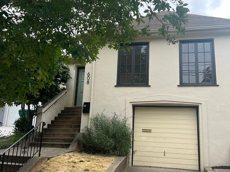 608 Athol Ave — Photo 2