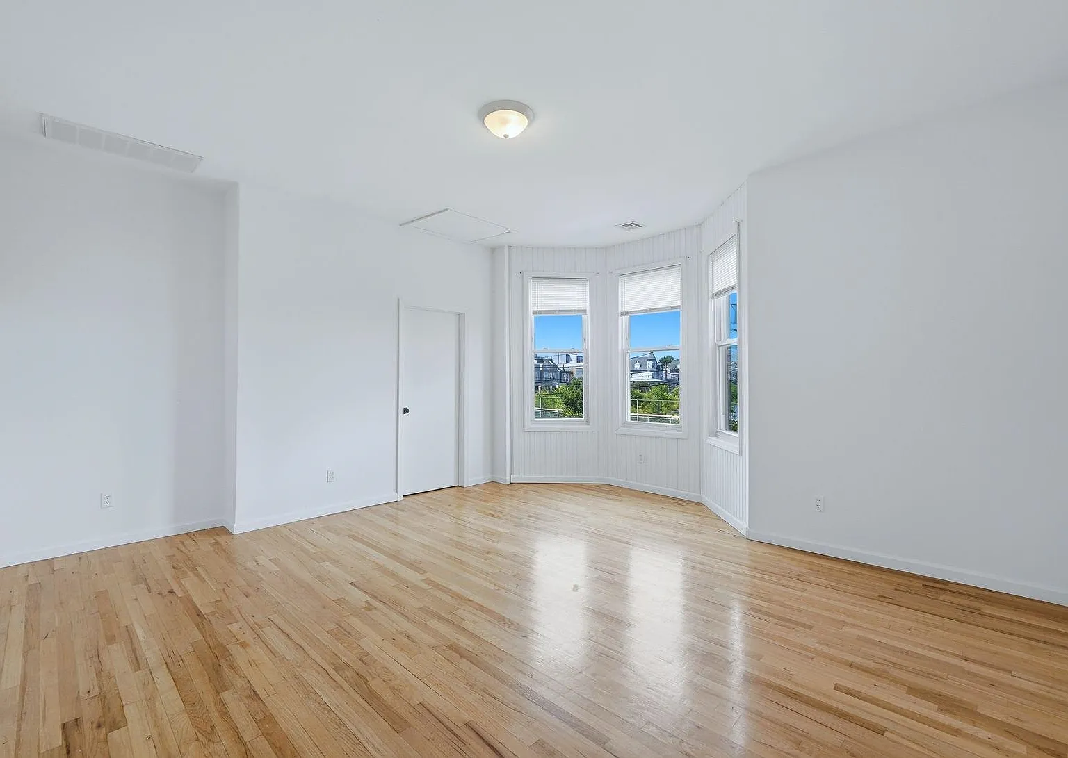 3 bed, 1.0 bath, 1100 sqft, $3,000 — Photo 3