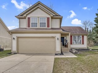 6528 Lake Meadow Dr, Waterford, MI 48327