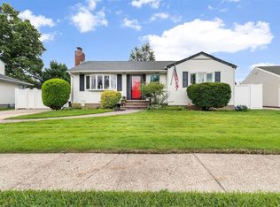14 Lenore Ave, Hicksville, NY 11801