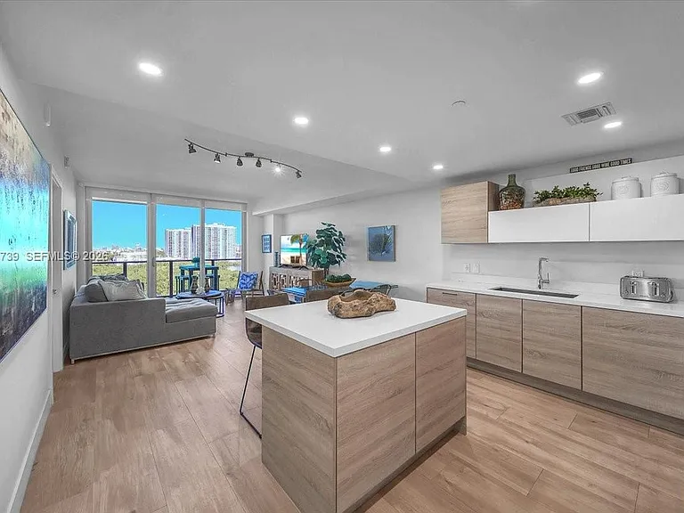 16385 Biscayne Blvd #1104 — Photo 6
