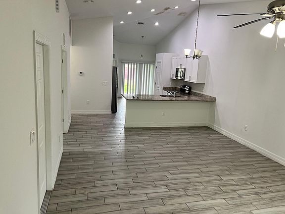 4th image of 165 Meadow Rd #1