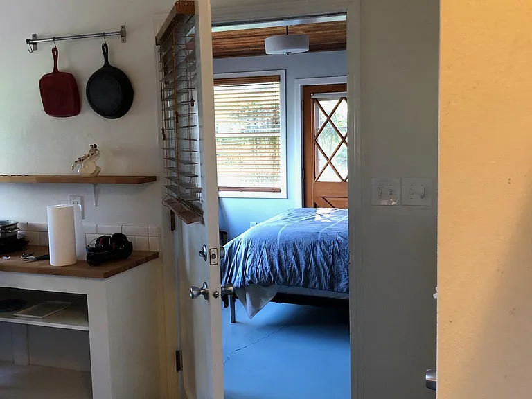 845 NE Granger Ave #SUN ROOM STUDIO — Photo 3