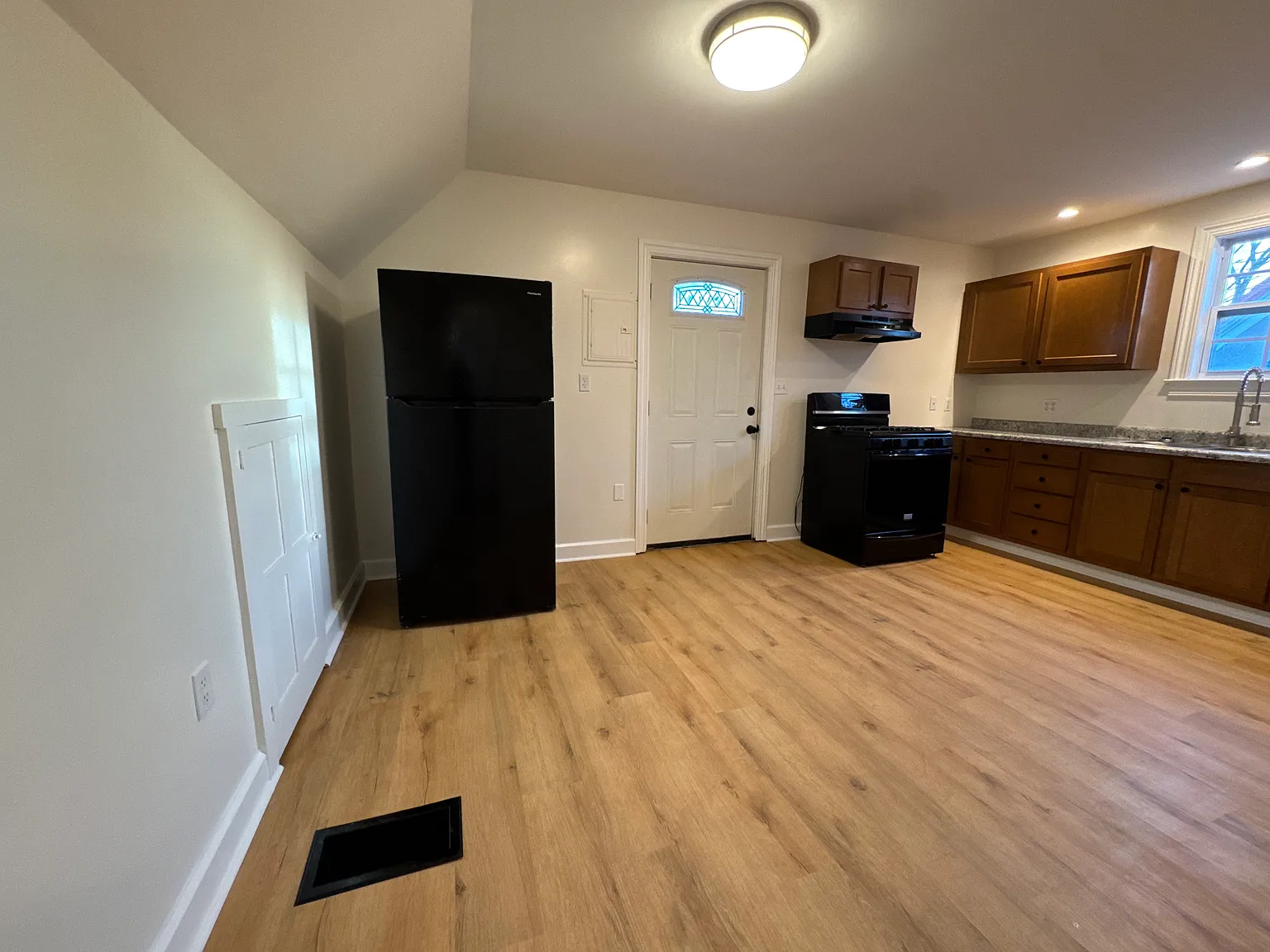 1828 Ekin Ave — Photo 3