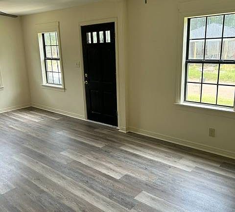 2nd image of 2215 Gum St