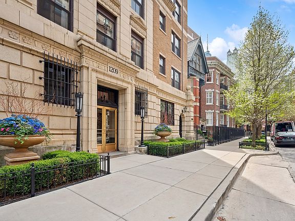 3rd image of 1209 N Astor St #15S