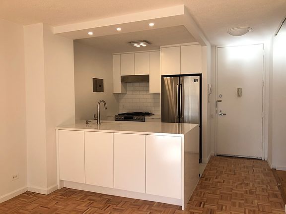 4th image of 45 W 67th St APT 16C
