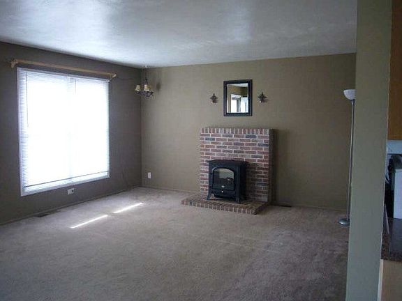 2nd image of 88 Essex Cir