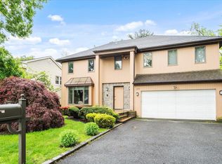 29 Sunset Rd S, Albertson, NY 11507