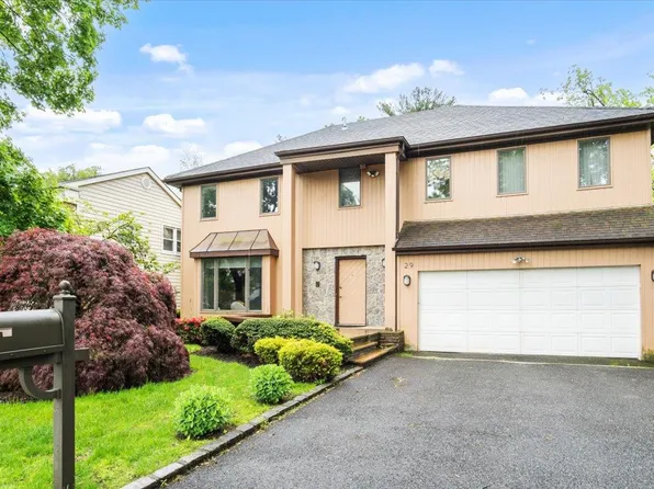 29 Sunset Road S, Albertson, NY 11507