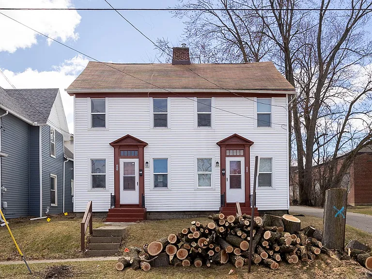 223-225 W Trail St — Photo 4