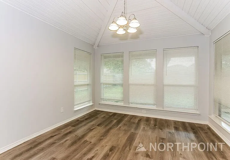 422 Ash Ln — Photo 4