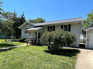 107 Mulberry St, Farina, IL 62838