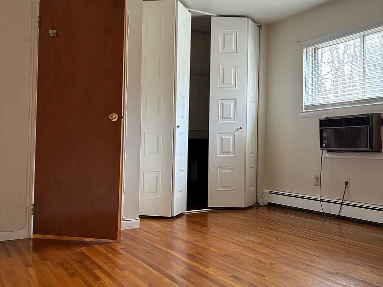 72 Manor Dr — Photo 2