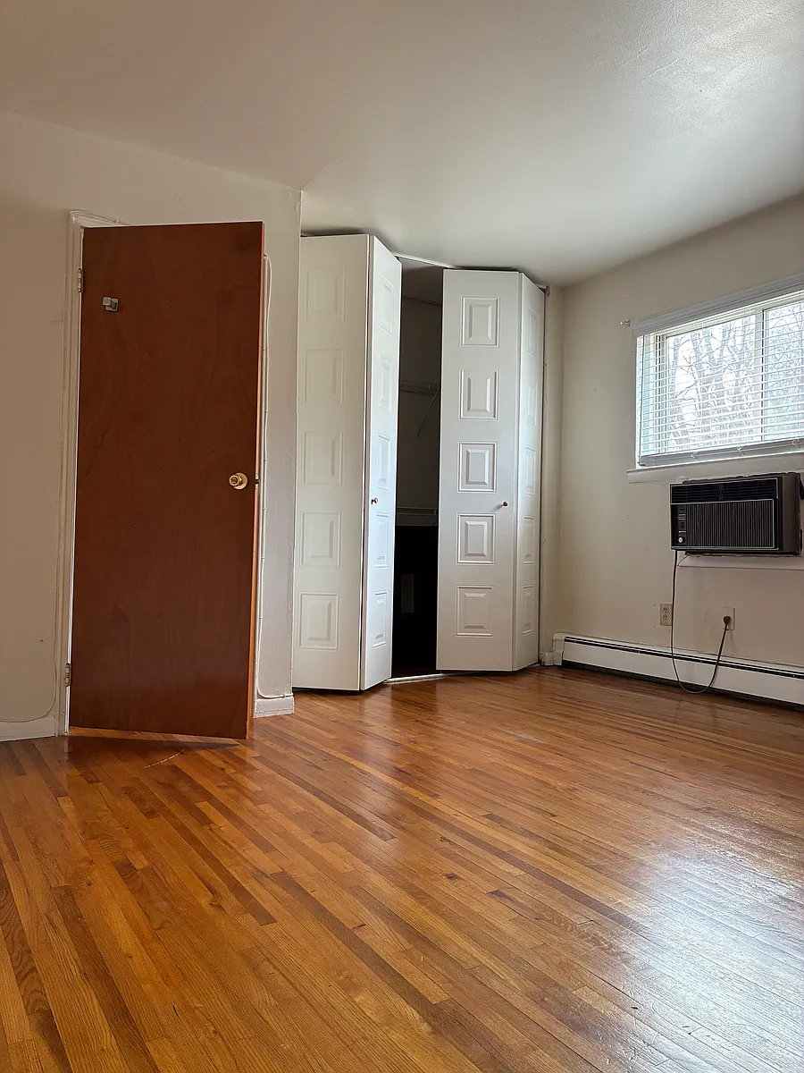 Building Photo - 72 Manor Dr