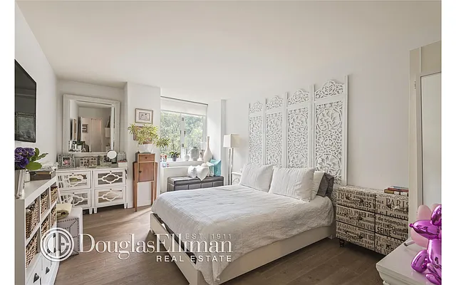 Sold by Douglas Elliman | media 19