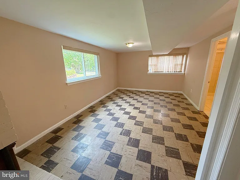 7104 Adelphi Rd — Photo 24